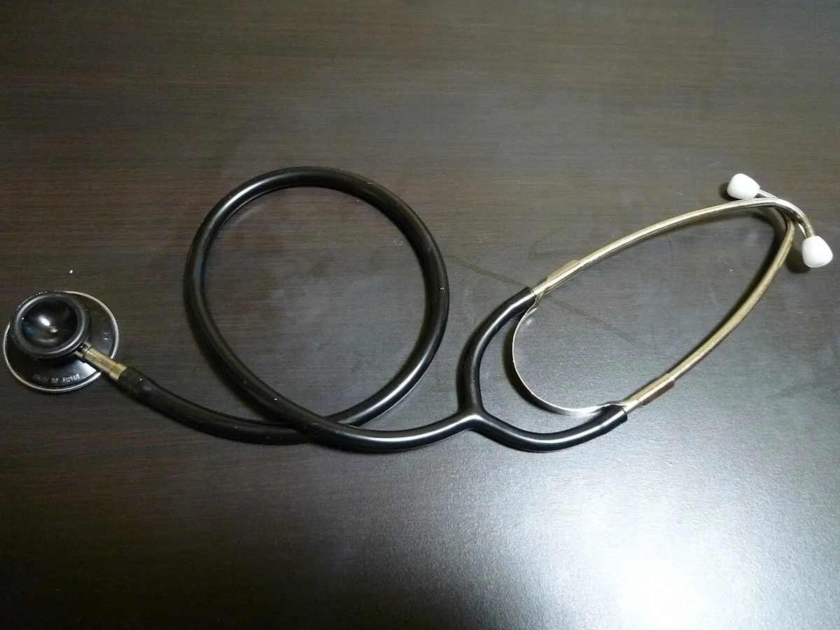 机の上に置かれた聴診器